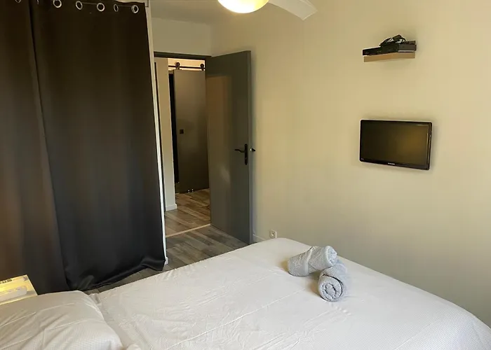 La Cardonille Avec Patio 아파트